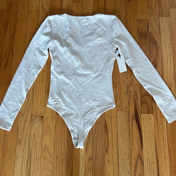 BRAND NEW! Aritzia Babaton Contour Fixture bodysuit XS matte pearl white - Picture 4 of 4
